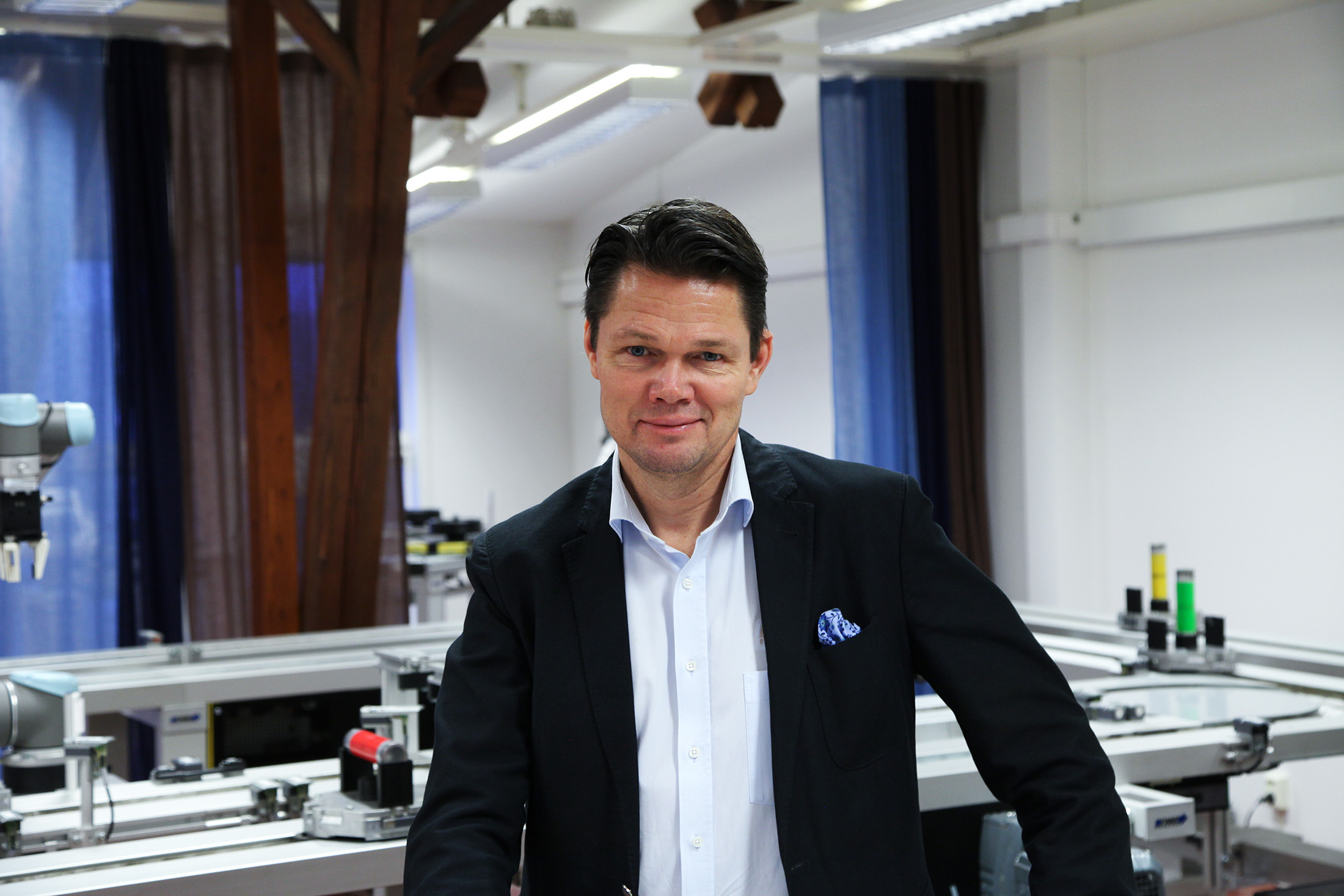 Fredrik Almcrantz CEO på EWAB står vid ett bansystem